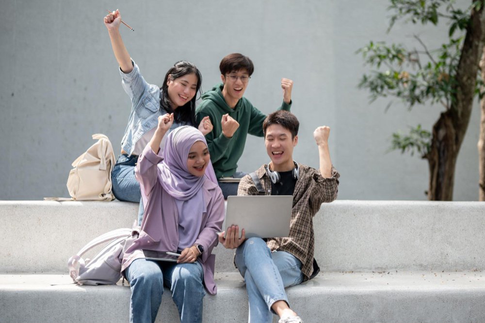 Generasi saat ini dikenal dengan akses yang luas terhadap informasi dan pendidikan.