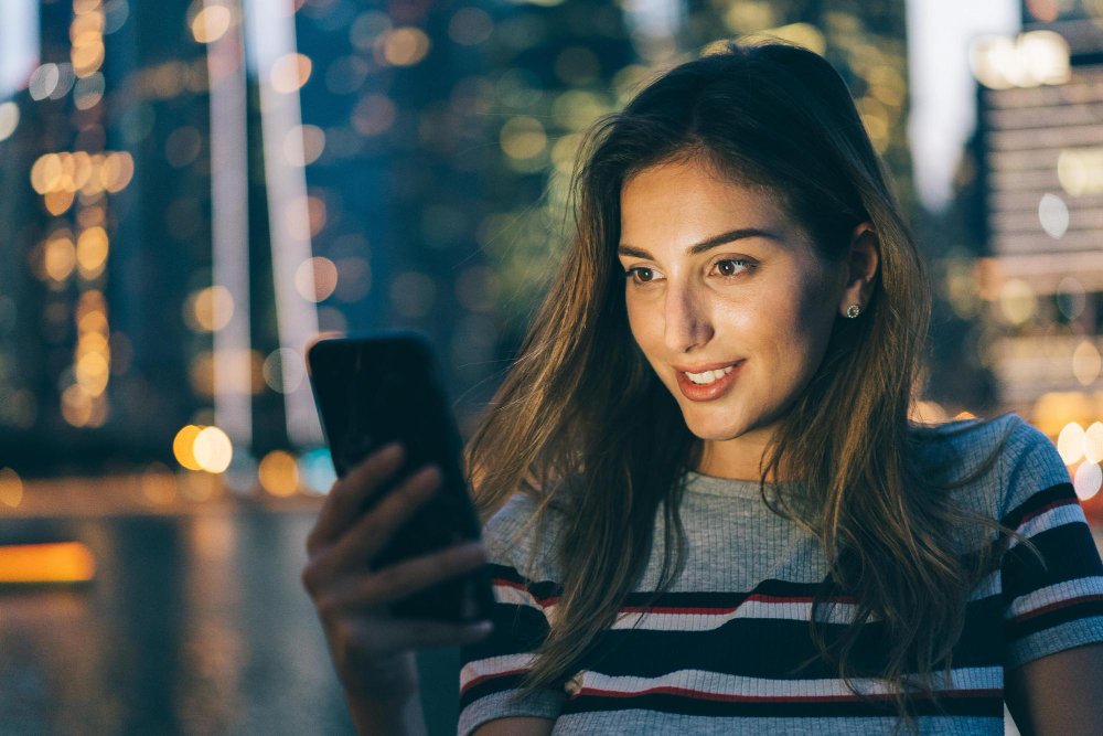 Membangun koneksi sejati di era digital memerlukan usaha dan kesadaran untuk melampaui batasan virtual.