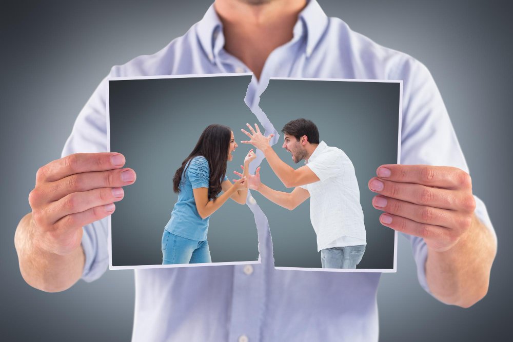 Salah satu tanda awal bahwa sebuah relasi mulai retak adalah komunikasi yang tidak efektif.